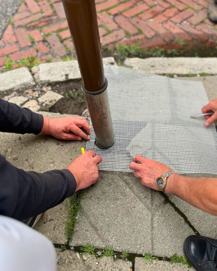 Vorbereitung des Untergrunds für die Verlegung von DUNIN-Mosaikfliesen im Rahmen des EMEMEM-Projekts.