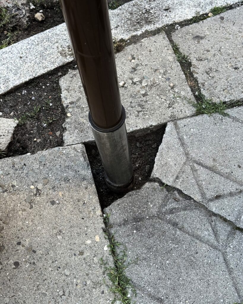 Vorbereitung des Untergrunds für die Verlegung von DUNIN-Mosaikfliesen im Rahmen des EMEMEM-Projekts.