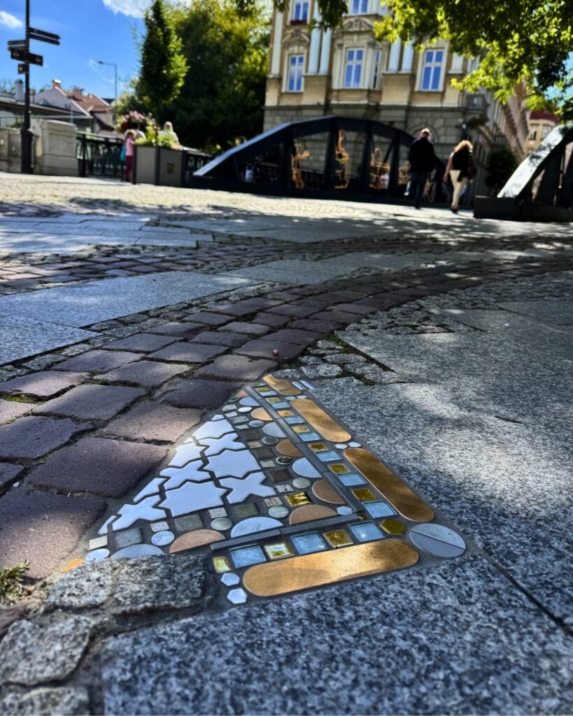 Mosaikinstallation von EMEMEM unter Verwendung von DUNIN-Mosaiken.