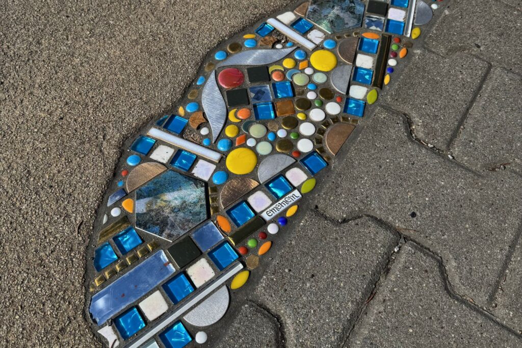 In den Bodenbelag integriertes DUNIN-Mosaik
