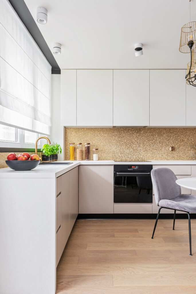 Eine moderne Küche mit DUNIN Allumi Gold Hexagon Wandmosaik über der Arbeitsplatte. Die goldenen Dekorfliesen von DUNIN verleihen dem Interieur eine elegante und warme Atmosphäre.