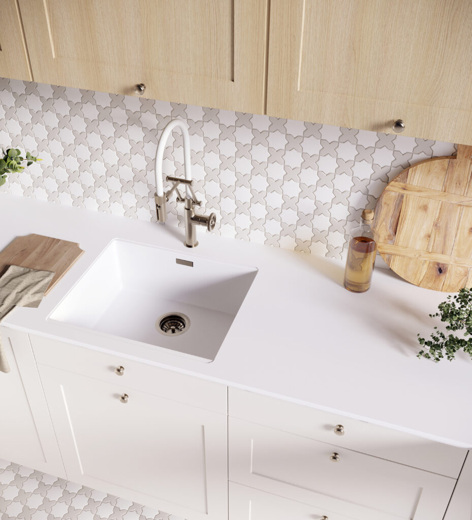 Eine moderne Küche mit DUNIN Starcross White Mix Matt Mosaikwandfliesen über Arbeitsplatte und Spüle. Die dekorativen DUNIN Fliesen schaffen eine elegante Wandgestaltung in einem hellen Raum.